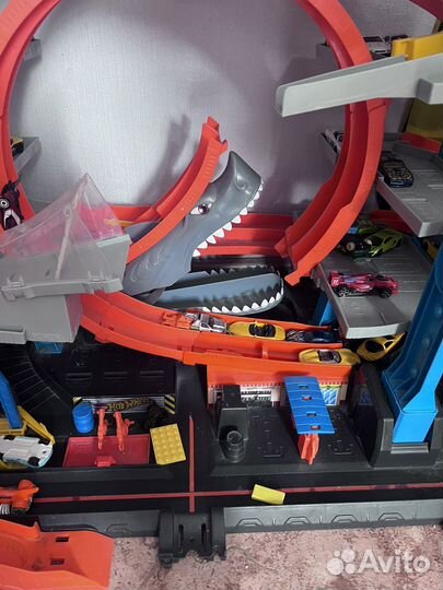 Hot wheels мега гараж с акулой