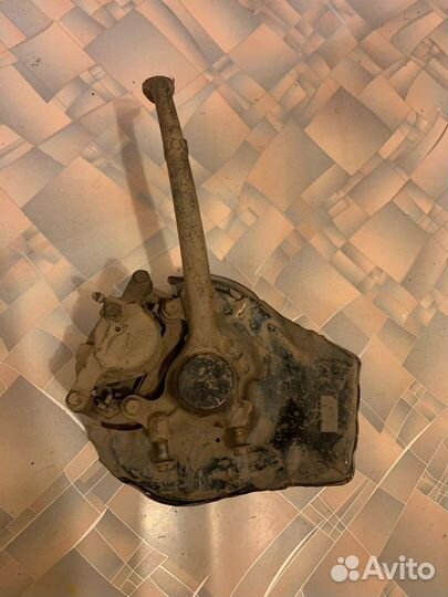 Поворотный кулак в сборе Toyota Mark II GX90