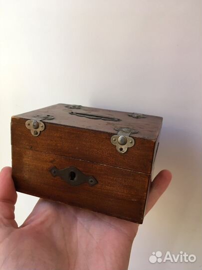 Старинная деревянная шкатулка