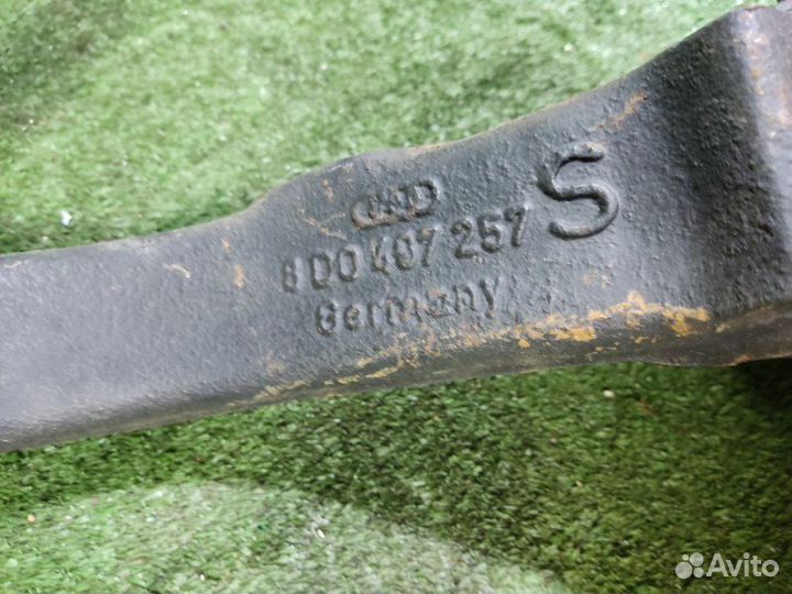 Кулак поворотный передний левый Volkswagen Passat