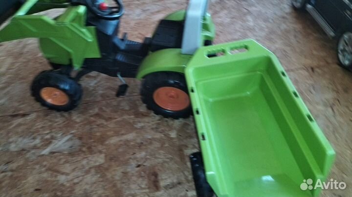 Трактор детский на педалях