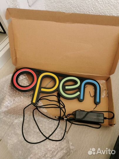 Неоновая вывеска табличка открыто