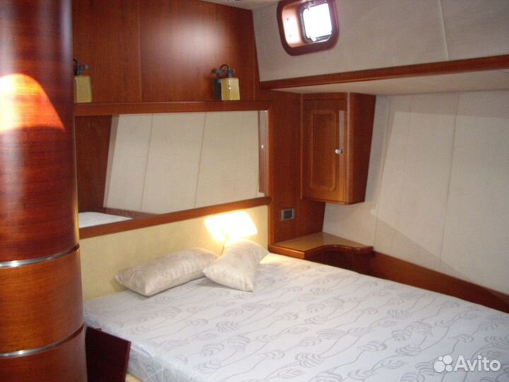 Парусно-моторная яхта