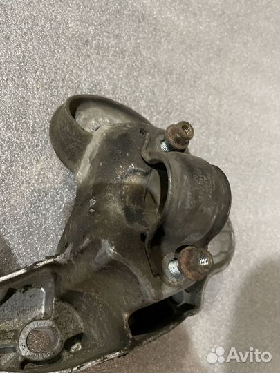Кронштейн опоры двигателя левый Ауди А6 С6