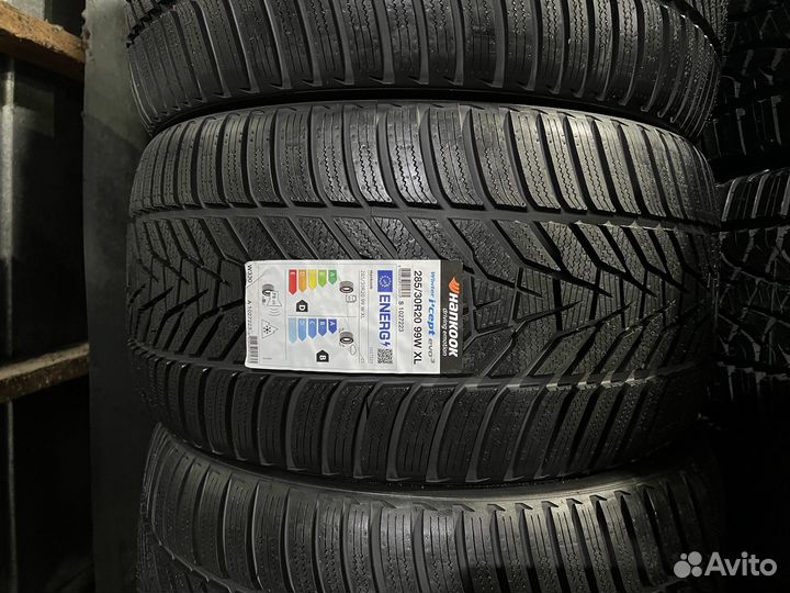 Hankook Winter I'Cept Evo 3 W330 285/30 R20 и 275/35 R19 100W