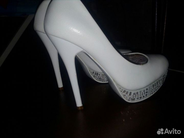 Туфли белые 37 размер почти новые