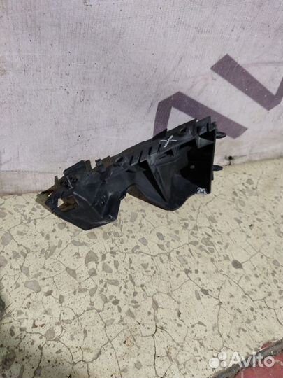 Кронштейн переднего бампера правый Audi Q5 8R