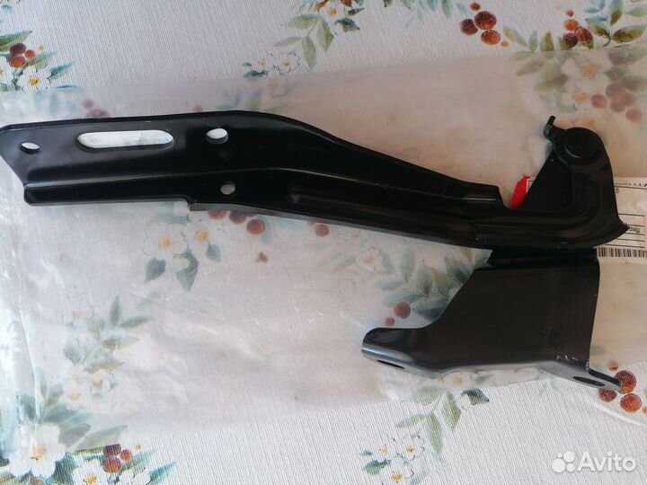 Крепление (петли) на капот