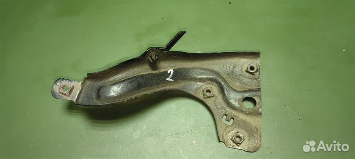 Кронштейн фар передний левый Nissan Note E11 CR14