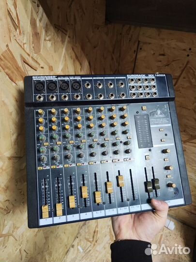 Микшерный пульт behringer