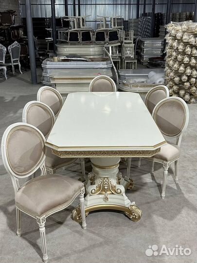 Стол обеденный. В наличии