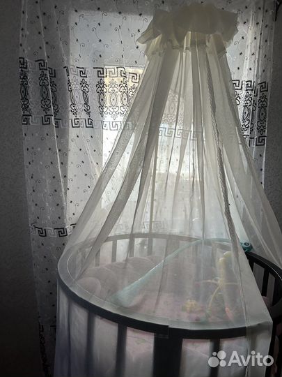 Детская кроватка с маятником