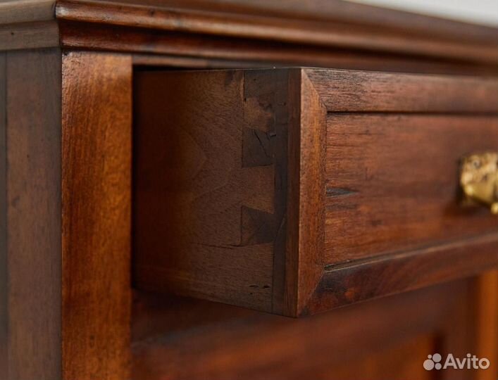 Две антикварные прикроватные тумбы