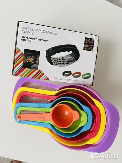 Чеснокодавка и набор мерных ложек для кухни