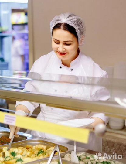 Работник линии раздачи в столовой