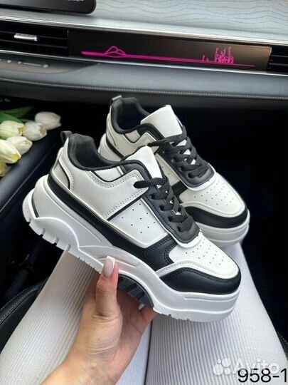 Кроссовки женские