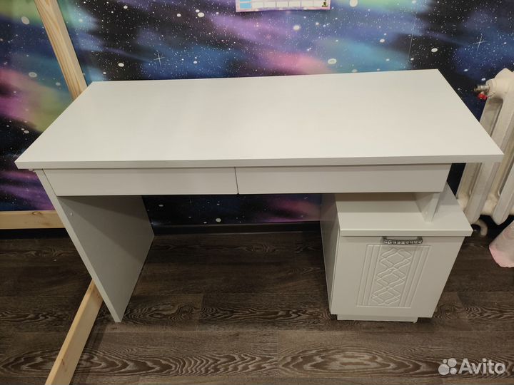 Письменный стол