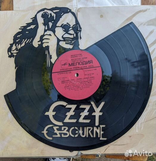 Пано из виниловых пластинок с рок группами