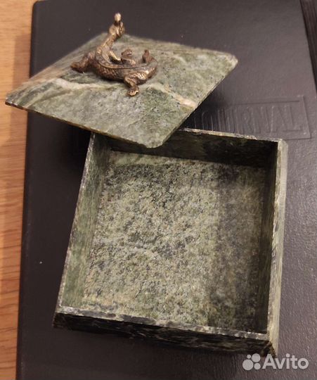 Малахитовая шкатулка с ящерицей