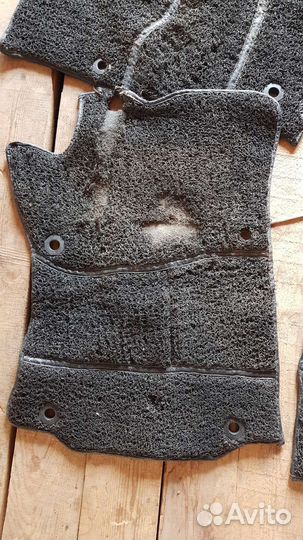 Продам комплект ковриков