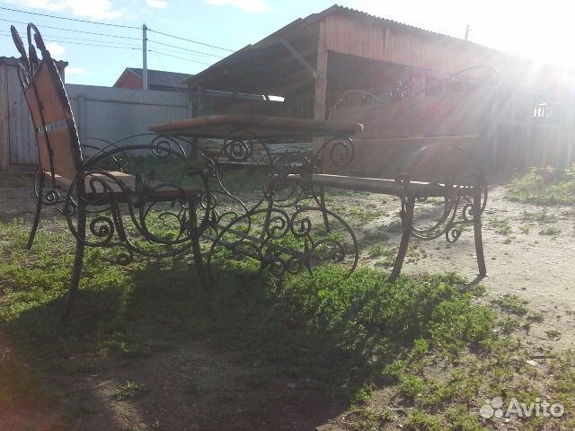 Кованный стол и лавочки