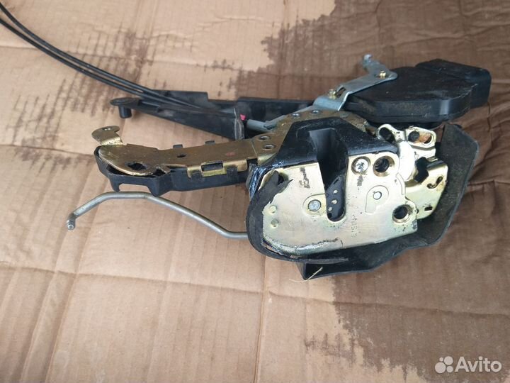 Замок левый передний двери на тойоту короллу