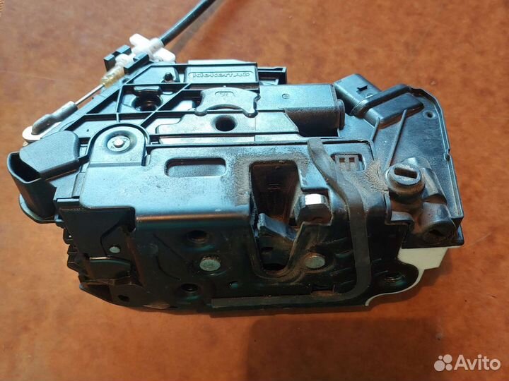 Замок задней правой двери Skoda Fabia 2