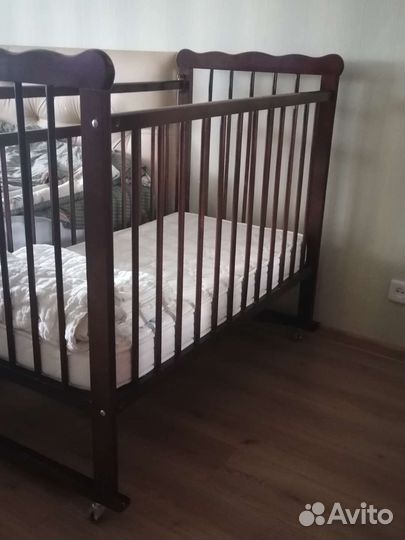 Детская кроватка на колесиках, качалка