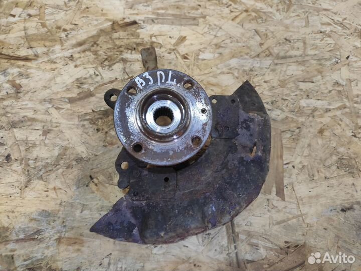 Кулак поворотный левый Volkswagen Passat B3