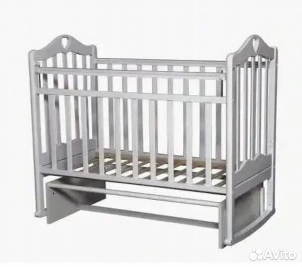 Детская кроватка с маятником и матрасом