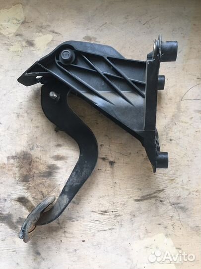 Педаль сцепления Рено Лагуна Renault Laguna 2