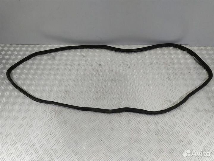 Уплотнитель багажника Porsche Cayenne 7P5827705D