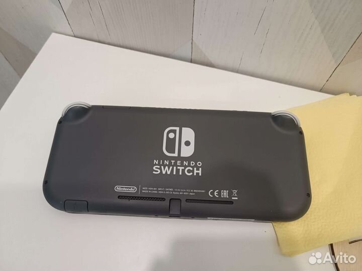 Nintendo switch lite (+чехол и sd карта 64гб)