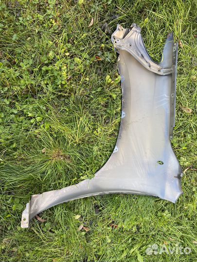 Крыло переднее правое toyota tundra