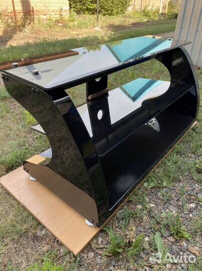 Стеклянная тумба под тв