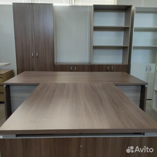 Шкафы и столы в офис
