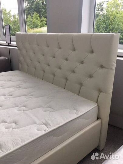 Кровать двухспальная с мягким изголовьем