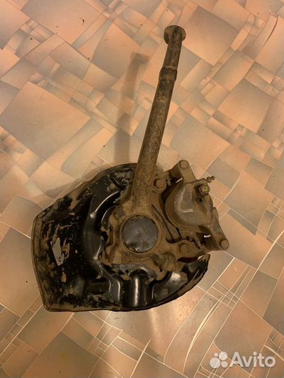 Поворотный кулак в сборе Toyota Mark II GX90