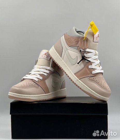 Кроссовки женские Nike Air Jordan 1