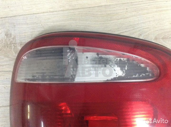 Фонарь задний правый Крайслер Вояджер 4