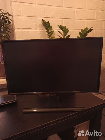 Монитор Sasmsung S24E390HL с диагональю 23.6