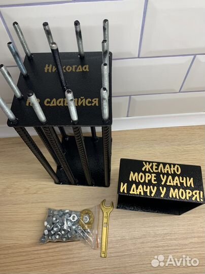 Оригинальный подарок «бутылка в клетке с гайками»