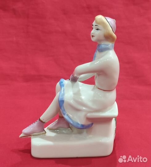 Статуэтка фарфоровая. Конькобежка на отдыхе. СССР