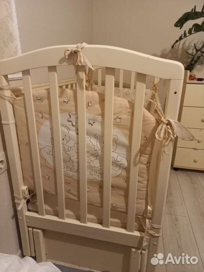 Детская кроватка с маятником и ящиком