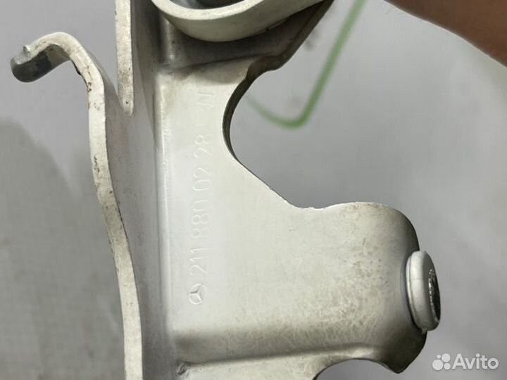 Петля капота передняя правая Mercedes Benz Cls