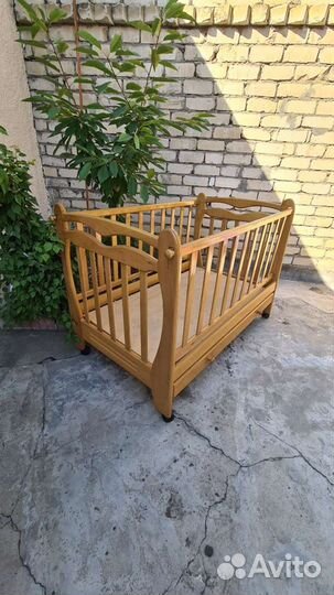 Детская кроватка с маятником