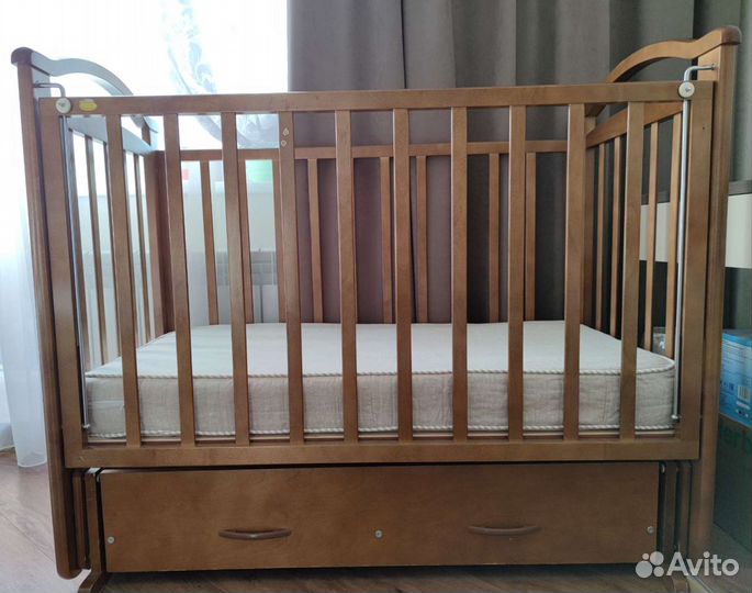 Детская кроватка с маятником и ящиком