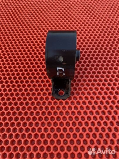 Опора двс нижняя задняя Mitsubishi Carisma