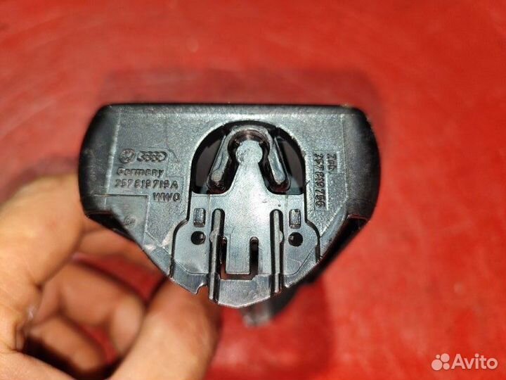 Дефлектор в торпедо правый Volkswagen Passat B3