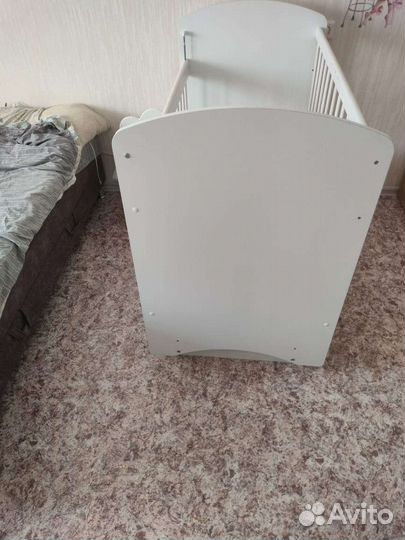 Детская кроватка с маятником, матрасом и бортиками